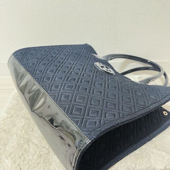 Tory Burch 
Ella 
Quilted Shoulder Bag - Picture 8 of 14